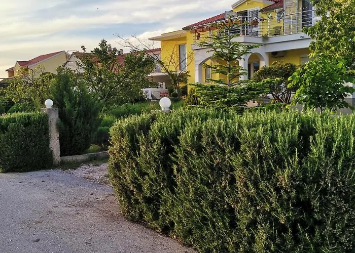 Andela - Krka Waterfalls Konukevi 3*